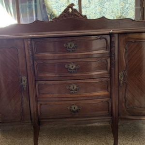 Reforma de móveis antigos, como aparadores, mesas ou armários feito pelo marceneiro no rio de janeiro